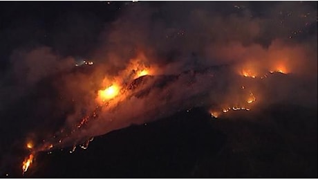 California, fiamme fuori controllo vicino a Malibu: 20mila evacuati