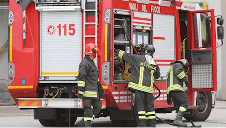Sesto Fiorentino, principio di incendio, evacuato centro commerciale Esselunga: i vigili del fuoco salvano due operai intrappolati sul tetto