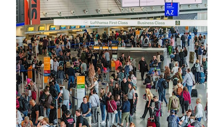 Caos all'aeroporto di Francoforte per la protesta degli attivisti per il clima: voli dirottati e cancellati
