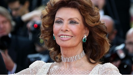 Sophia Loren, la grande festa a Roma per i 90 anni: “Abbiamo pianto e riso insieme, adesso brindiamo”