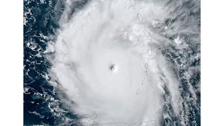 L'uragano dei record Beryl colpisce la Giamaica con onde gigantesche e venti furiosi
