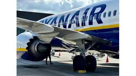 Paura all'aeroporto di Brindisi: principio di incendio nel motore di un Boeing 737 di Ryanair. Scalo chiuso