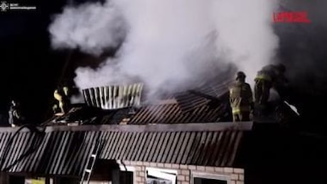 Ucraina, bombe russe su Mykolaiv: in fiamme alcuni edifici residenziali