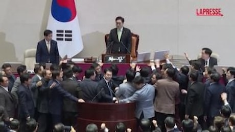 Corea del Sud, sì del parlamento all'impeachment del presidente ad interim: scontri e proteste in aula