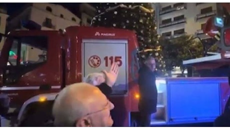 De Luca sbotta all'accensione dell'albero di Natale a Salerno: ritardi e tensione in piazza Portanova