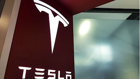 Rally di Tesla a Wall Street spinta da voci su normativa auto autonome