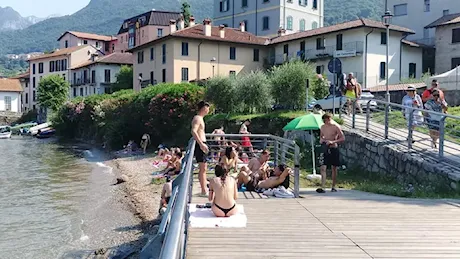 Domenica di sole, traffico e spiagge affollate