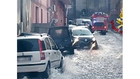 Maltempo nel Catanese: strade diventano fiumi, auto trascinate in mare