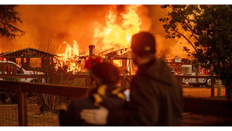 Joe Biden non verrà in Italia per seguire gli incendi di Los Angeles. Evacuata Hollywood: “130mila persone fuori casa”. Almeno 5 morti