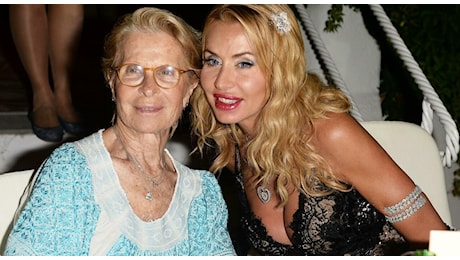 Gianna Orrù, madre di Valeria Marini. La frecciatina alla figlia: «Mi scriveva le letterine da piccola. Devo stracciarle tutte»