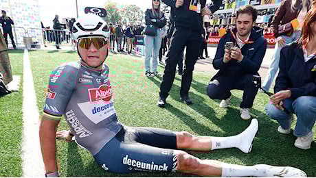 Ciclismo, l'uomo che aveva tirato una borraccia a Van der Poel si presenta in commissariato