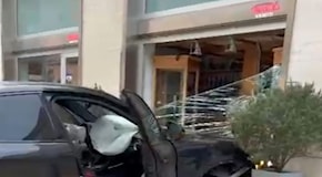 Lecce, spaccata a una gioielleria del centro: poi la fuga dei ladri finisce con l'auto contro la vetrina di un altro negozio