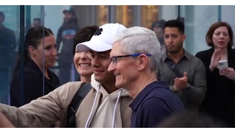 IL VIDEO. Al via vendita Iphone16, il ceo Tim Cook all'Apple Store a Manhattan