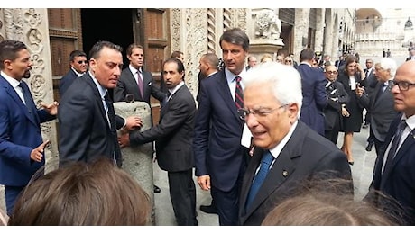 Mattarella in giro per Napoli tra il Gesù Nuovo e Santa Chiara