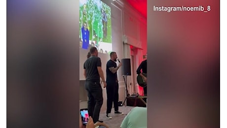 Totti e De Rossi alla prova del canto sulle note di Ci vorrebbe un amico