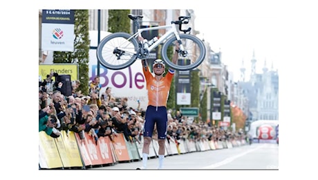 GRAVEL. MATHIEU VAN DER POEL VINCE IN SOLITARIA IL MONDIALE E SONO 11