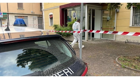 Uomo ucciso a coltellate in un parcheggio: killer in fuga