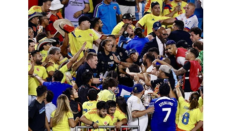 Uruguay-Colombia termina con una folle rissa fra calciatori e tifosi: ecco cosa è successo
