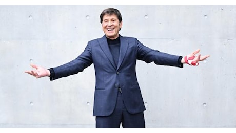 Gianni Morandi compie 80 anni: gli auguri di Jovanotti, Elisa e... Carla Bruni