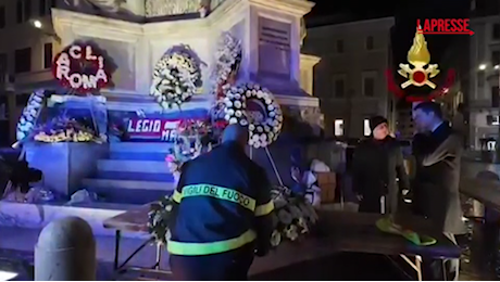 VIDEO 8 dicembre, l'omaggio dei vigili del fuoco alla statua della Madonna in piazza di Spagna a Roma