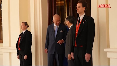 VIDEO Londra, Re Carlo III e la Regina Camilla salutano gli imperatori giapponesi
