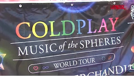 Coldplay a Roma, i fan sfidano il caldo con il kit di sopravvivenza