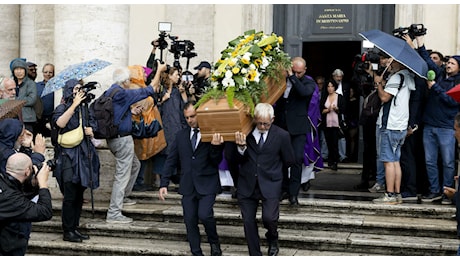 Funerali Luca Giurato a Roma, il feretro accolto da un lungo applauso