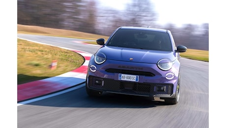 Abarth 600e: lo spot con il poliziotto sospettoso...