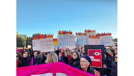 Un fiume di donne in piazza