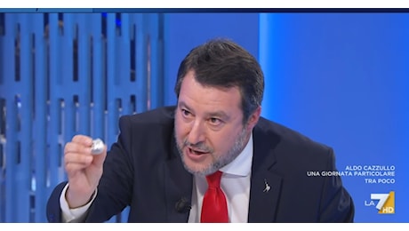 Salvini a Otto e mezzo, battibecco con Lilli Gruber poi il cioccolatino in diretta