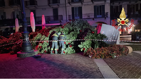 Forti raffiche di vento, a terra l’albero di Natale di piazza Duomo e le lanterne del lungolago