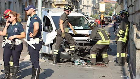 Incidente a Milano, furgone travolge 4 persone sul marciapiede: morto un trentenne, grave una ragazza e uomo con braccio amputato