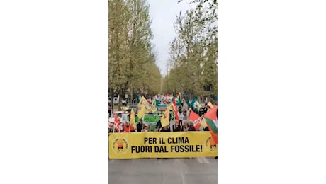 Ravenna, la protesta: «Basta con il fossile»