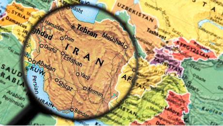 Iran, 61 milioni alle urne per il nuovo presidente, la sfida è tra conservatori e moderati