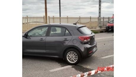 Tragedia sulla Flaminia, si schianta contro un'auto e viene investito da un furgone: muore un motociclista