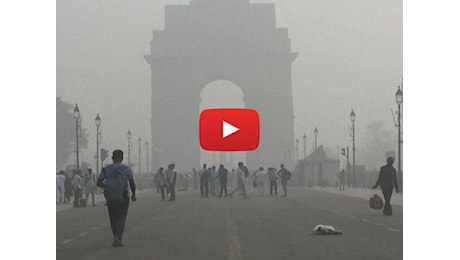 India, Nuova Delhi continua a soffocare nello smog, il video