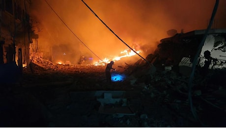 Israele continua a bombardare il Libano. La Croce Rossa denuncia: “Feriti i soccorritori”. Unifil, 40 nazioni condannano gli attacchi