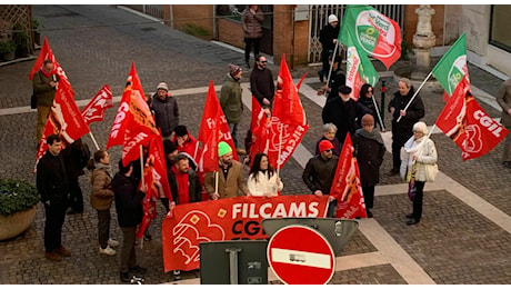 Protesta Filcams Cgil davanti al municipio contro il nuovo codice degli appalti: «Meno diritti per oltre 10mila lavoratori trevigiani di scuole, ospedali e servizi»