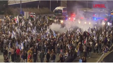 In Israele manifestanti dispersi con gli idranti a Tel Aviv