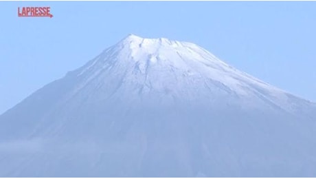 Giappone, finalmente la neve sul Monte Fuji: arrivata con un mese di ritardo