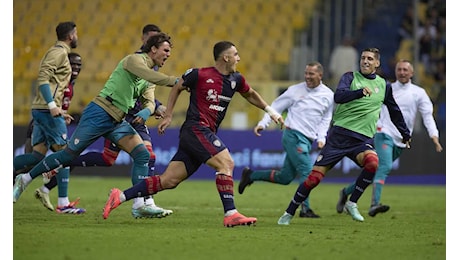 Il Parma gioca, spreca, la riprende e poi crolla: 2-3 e prima vittoria stagionale per il Cagliari, decisivo Piccoli