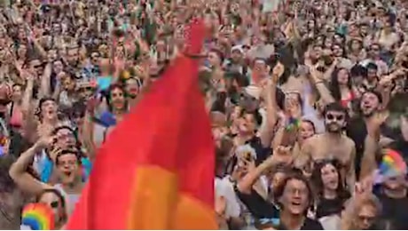 Oi vita, oi vita mia, il coro dell'onda arcobaleno del Napoli Pride