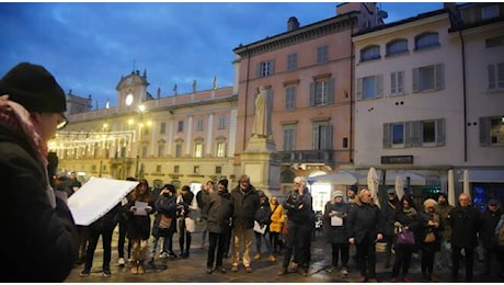 Il 2025 inizia con la richiesta di pace nel mondo, il sit in piazza fotogallery