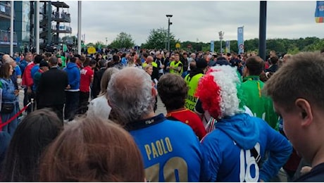 L'Arena AufSchalke s'è tinta d'azzurro: ci sono più di 30mila tifosi dell'Italia