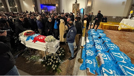 Daniele, le magliette del Napoli ai funerali del piccolo tifoso. Il cardinale Battaglia: non hai avuto paura di tirare quel calcio di rigore