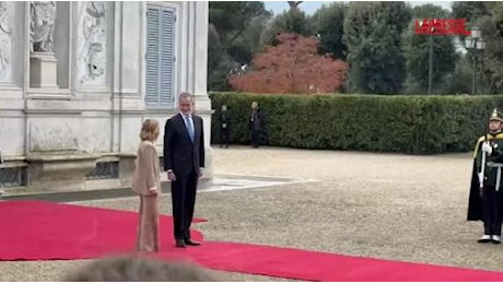 Re Felipe incontra la premier Meloni: il siparietto con la regina Letizia per la foto ufficiale