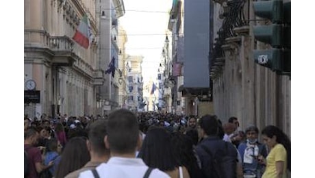 Roma, cade pezzo cornicione da chiesa in via del Corso: 51enne ferito