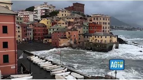 Mareggiate in Liguria, le immagini da Genova a Albenga