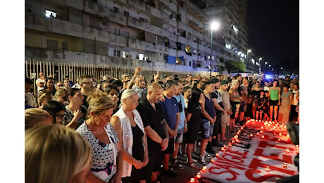 Bandiere a mezz’asta e lutto cittadino per i funerali delle vittime del crollo di Scampia