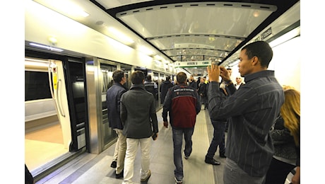 Quattordicenne accoltellato nella metro C di Roma, la polizia ferma l’aggressore